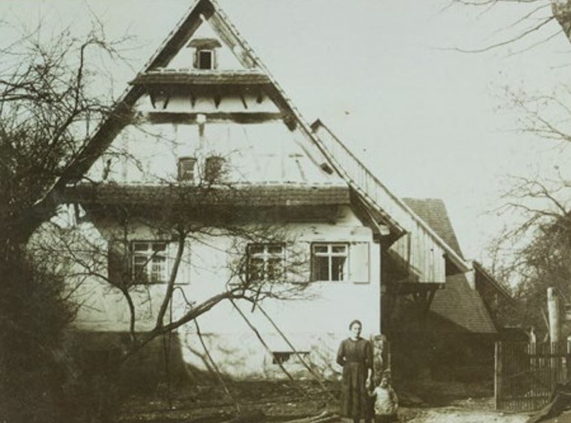 Der Engler Hof um 1926, mit Luise Hermine Engler, geb. Danner, und Tochter Erna Mar- garethe Engler; rechts im Bild das alte, heute nicht mehr vorhandene Gebude 