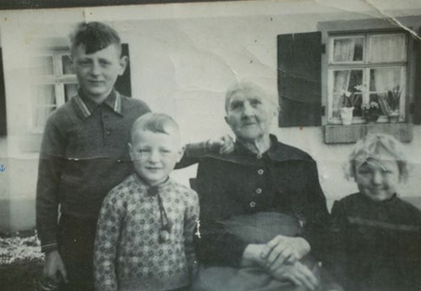 Von links Manfred Schneider, Harry Schneider, Katharina Elisabetha Ledermann, geb. Schillinger, (= Urgromutter), Renate Schneider 
