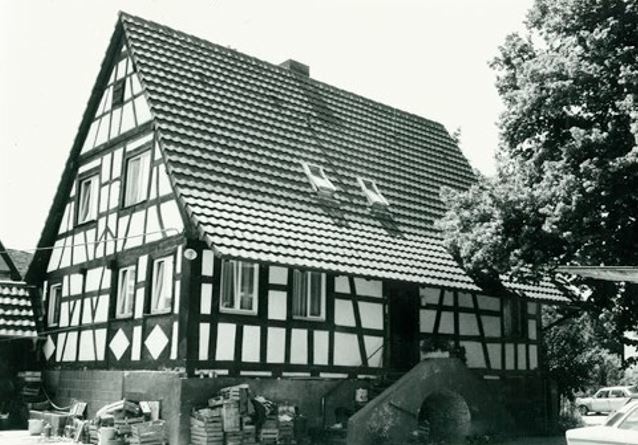 Das alte Foto zeigt das Haus von der Hofseite