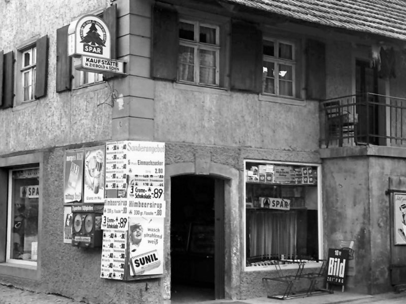 Wohnhaus mit Kolonialwaren-Handlung um 1935